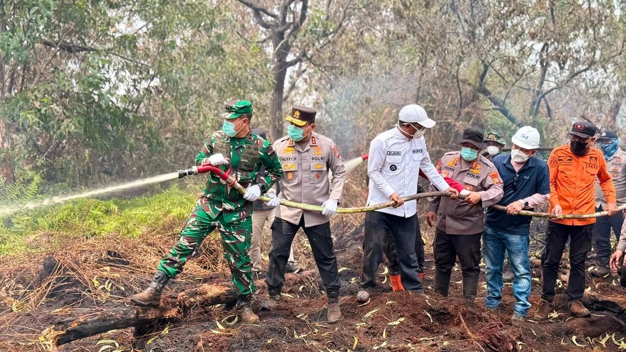 Selamatkan Kawasan Konservasi, TNI dan Tim Gabungan Perkuat Operasi Pemadaman Karhutla di SM Kerumutan