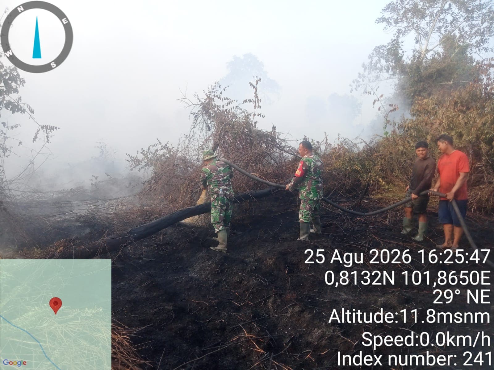 Babinsa Kodim 0322/Siak Bersama Tim Gabungan Kendalikan Karhutla di Kampung Mengkapan