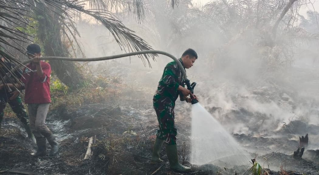 Cegah Api Meluas, Kodam XIX/Tuanku Tambusai Intensifkan Patroli dan Pemadaman di Siak