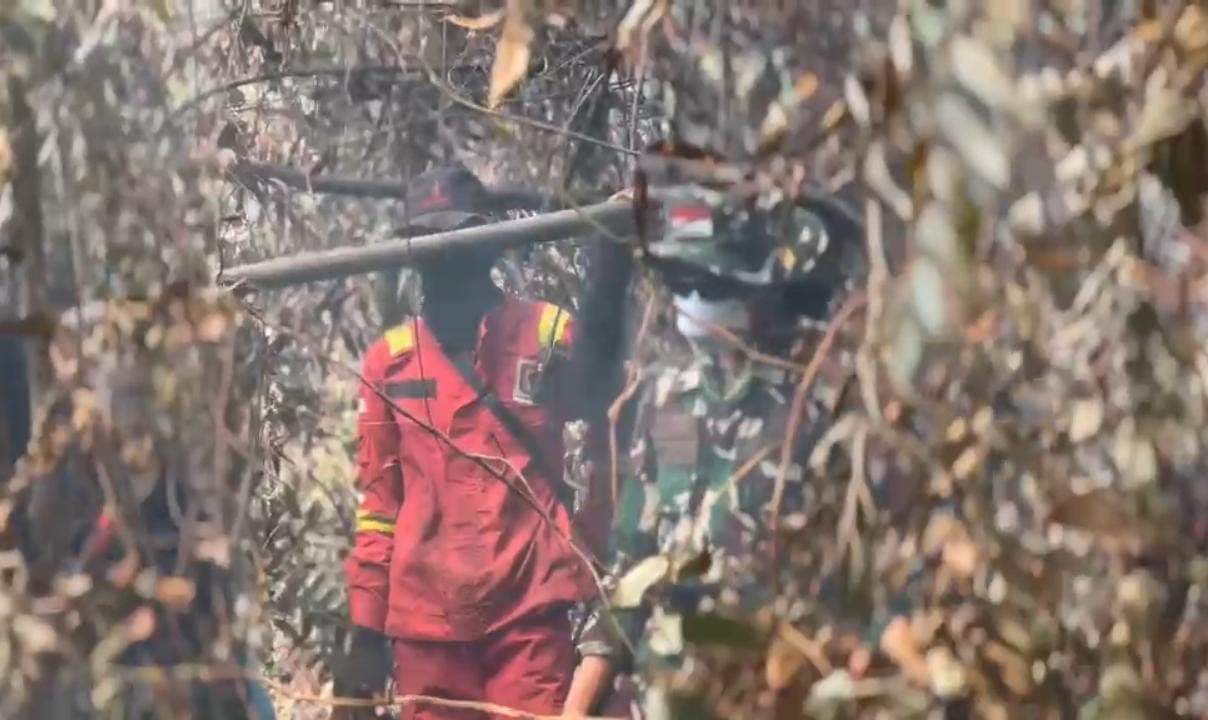 Hadapi Medan Sulit dan Cuaca Panas, Satgas Kodam XIX/Tuanku Tambusai Terus Berjibaku Padamkan Karhutla