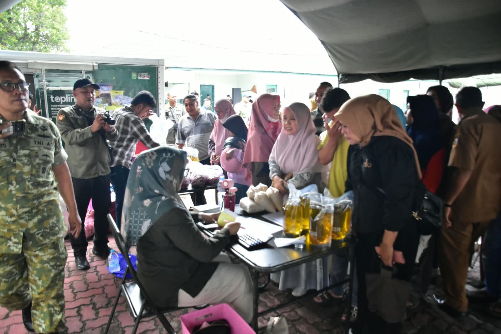 Semarak HUT ke-81 TNI, Korem 031/WB Gelar Bazar Murah untuk Masyarakat