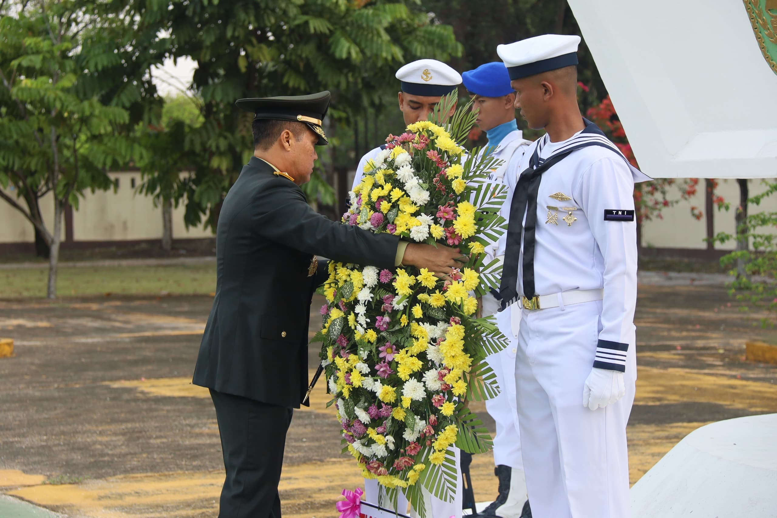 HUT Ke-81 TNI, Pangdam XIX/Tuanku Tambusai Pimpin Upacara Ziarah Nasional Bersama Unsur Forkopimda Riau